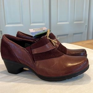 Earth Origins leather maroon super comfy shoes
